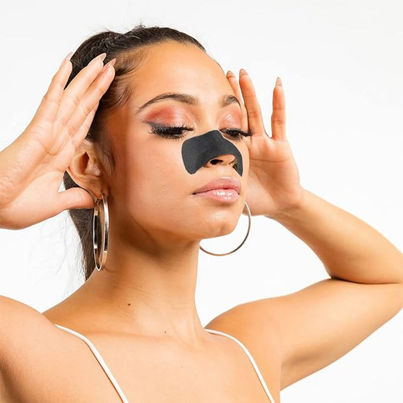 Anwendung der Silky Planet Aktivkohle Strips auf der Nase – in nur 10 Minuten sichtbare Entfernung von Mitessern und verfeinerte Poren.