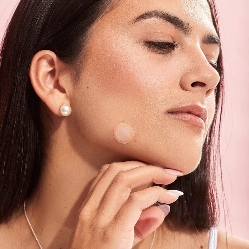 Anwendung der Silky Planet Anti-Pickel Pflaster – auf gereinigter Nase oder Kinnstelle aufgeklebt, für schnellere Heilung von Hautunreinheiten.