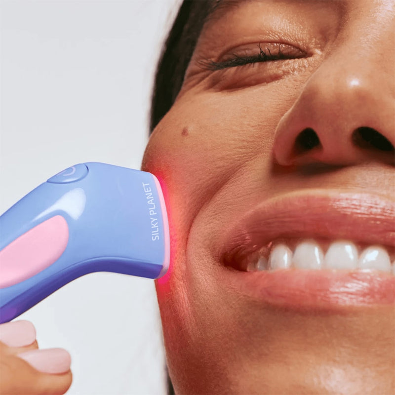 DermaClear von Silky Planet kombiniert blaues und rotes LED-Licht zur antibakteriellen und entzündungshemmenden Behandlung von Akne.