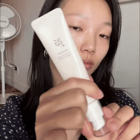 Leichte, schnell einziehende Textur der Augencreme – ideal unter Make-up, kein Fettfilm.