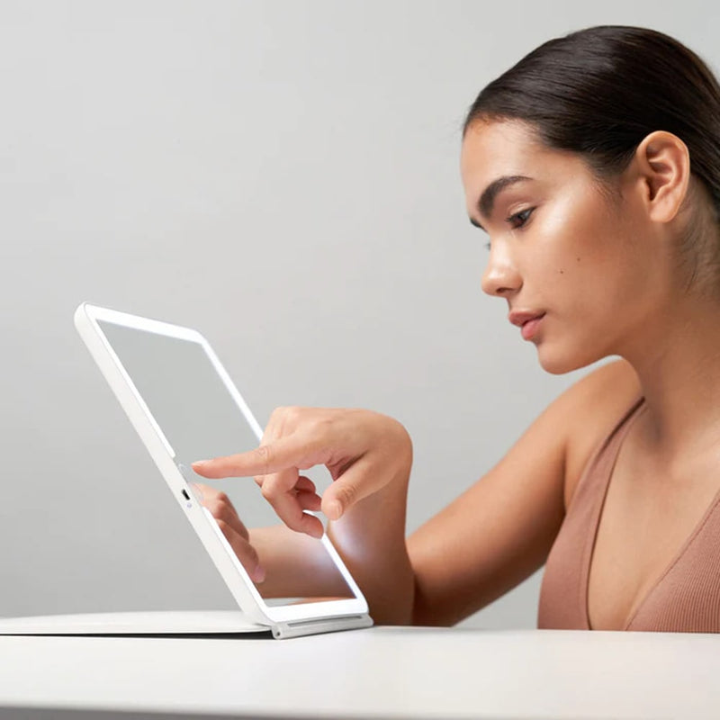 Neigbarer Standfuß beim Melur Pro – stabiler Halt, perfekter Winkel für Make-up