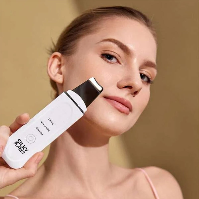 Detail: Ultraschall-Spatel entfernt Talg, Mitesser und Hautschüppchen – hygienische Edelstahlspitze