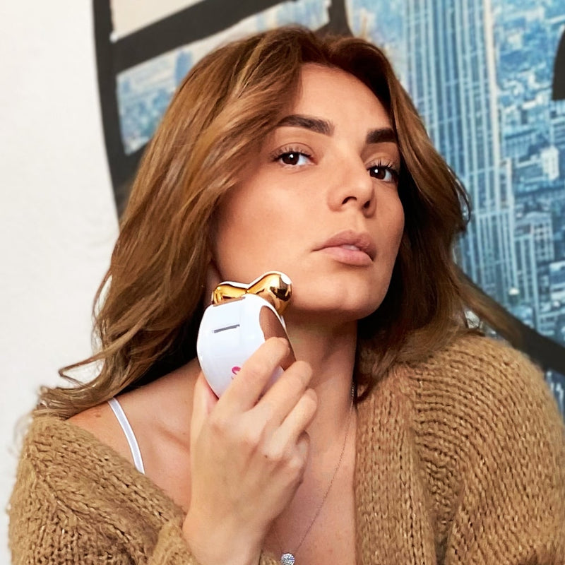 Anwendung des Silky Planet 4D Rasierers Gently Spa an den Beinen – rasieren großer Flächen schnell und komfortabel.