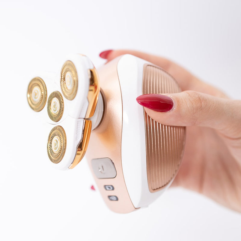 Verpackung und Lieferumfang des Silky Planet 4D Rasierers Gently Spa – inkl. Ladegerät, Reinigungspinsel und Anleitung.