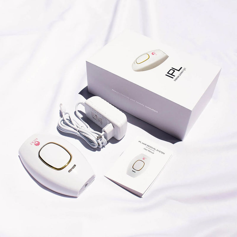 Verpackung und Lieferumfang des Silky Planet IPL Haarentferners Glamour Expert – Gerät, Schutzbrille, Netzteil und Anleitung.